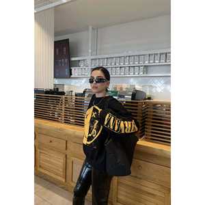 Sudadera con Capucha de Seda Negra de Alta Calidad para Mujer, Estilo Diario con Cremallera Bordada y Estampado Frontal - Product Image 2