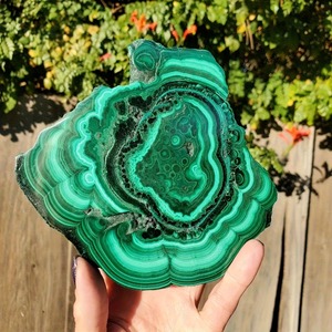 CrystalHola 200-300g Plaque de Malachite Naturelle Pierre Brute de Guérison Cristal en Forme Libre Sculpture Faite à la Main Thème Amour Saint-Valentin - Product Image 1
