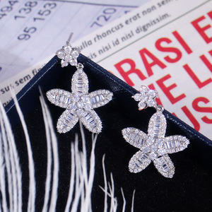 Orecchini a Fiore Scintillanti per Donne, Eleganti Gioielli Floreali alla Moda - Product Image 1