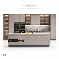Lemari Dapur Kayu Abu-abu Sutra Modern Mewah Tanpa Gagang, Unit Pulau Dapur Modular dengan Lemari Pajangan Kaca LED CE