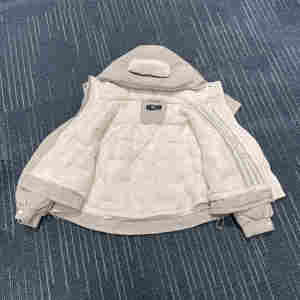 Chaqueta de Plumón con Capucha Desmontable Gris con Logotipo Personalizado, Chaqueta Abrigada de Invierno para Hombre - Product Image 2