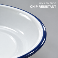 Assiette de table ronde en métal émaillé blanc avec logo personnalisé et bord bleu cobalt pour la marque de restaurant, pique-nique et table.