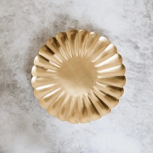 Plato de Metal Dorado con Borde de Pétalos y Diseño Acanalado Texturizado para Servir Alimentos, Dulces, Aperitivos, Eventos y Decoración de Mesa - Product Image 2