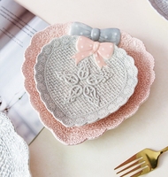 Assiette mignonne en céramique gaufrée avec nœud papillon, assiette à dessert et à biscuits en forme de cœur pour la vaisselle à la maison