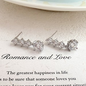 Pendientes de Oro para Mujer con Tres Piedras de Circonita Cúbica, Diseño Lineal, Plata 925, Baño de Oro Blanco, Redondos Graduados, Joyería Nupcial para Boda - Product Image 1
