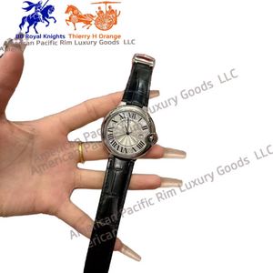Reloj redondo de cuarzo en tono plateado con correa de cuero con patrón de cocodrilo negro y esfera con números romanos - Product Image 2