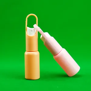 تصميم جديد 20 مل زجاجة رش بلاستيك بي اي تي مع خطاف MOQ منخفضة شعار مخصص محمول ظلال العيون متوفرة بعدة ألوان