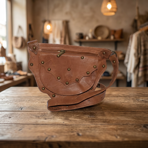 Moroccansoul Bolso de pecho de cuero genuino estilo vintage para hombre, bolsa cruzada portátil para uso en movimiento MA - Product Image 2