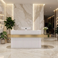 Comptoir de réception moderne en bois massif/MDF à lattes roses, durable et écologique, avec bande dorée, pour hall d'entrée/bureau