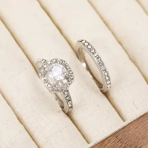 Gümüş renk yüzükler 2 adet Set basit zirkon nişan yüzüğü takı tasarım kare düğün alaşım alyans kadınlar için