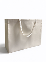 Sac cadeau en papier blanc cassé personnalisé avec poignée en ruban de tissu, sac en papier de luxe pour boutique de vêtements