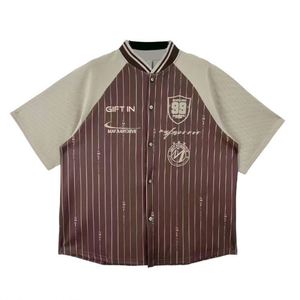 เสื้อเบสบอลคอวีแขนสั้นปักลายสไตล์อเมริกันเรโทรลายทางสำหรับผู้ชาย  ไซส์ใหญ่พิเศษ - Product Image 2