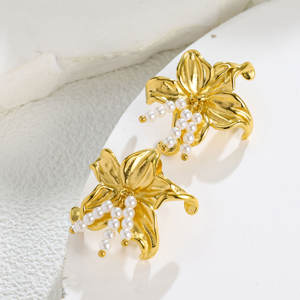 1 Paire de Boucles d'Oreilles Pendantes en Acier Inoxydable Plaqué Or 18K avec Perle Lys et Pompon - Design Texturé 3D Élégant et Polyvalent pour Soirées - Product Image 3