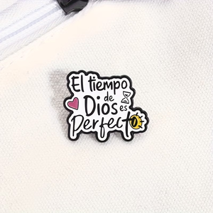 Broche personnalisée créative en émail souple, badge en alliage pour sacs et manteaux, épinglette de style mode, cadeaux uniques pour amis et <span class=keywords><strong>famille</strong></span> - Product Image 4