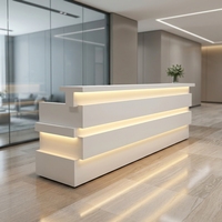 Bureau de réception personnalisé en surface solide 2 places avec éclairage LED RGB, design rayé unique pour hall d'accueil