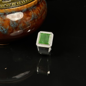 Ensemble de jadeite birmane naturelle de qualité A serti dans <span class=keywords><strong>une</strong></span> bague en argent sterling 925, <span class=keywords><strong>une</strong></span> bague carrée pour homme qui dégage un style composé et sophistiqué - Product Image 3
