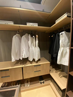 Dressing sur mesure au design moderne, armoire intégrée pour chambres, appartements, hôtels, villas, ateliers