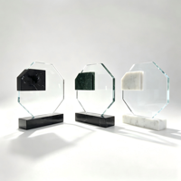 Achteckige Kristalltrophäe mit Naturmarmor-Einlage und Individueller Lasergravur für Geschäftliche Anerkennungspreise