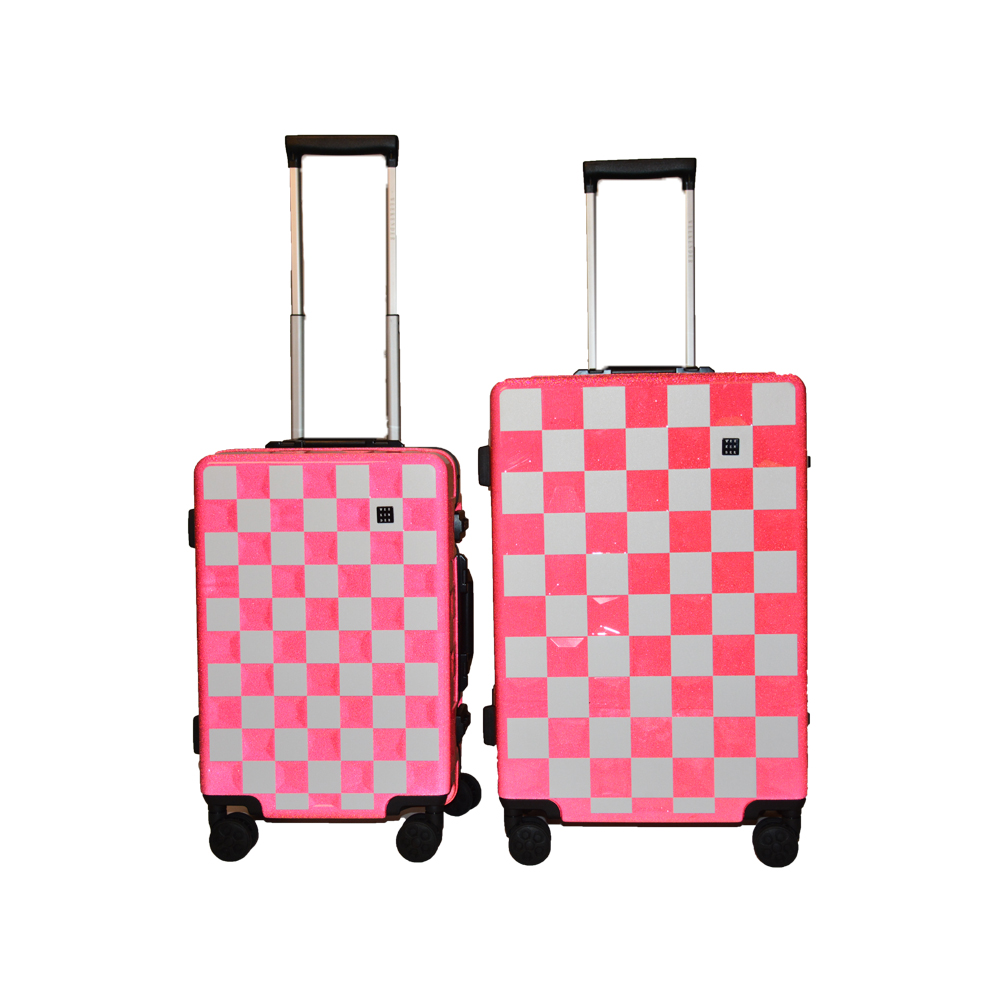 стрейч пленка для упаковки. упаковка чемодана в пленку. чемодан в пленке. чемодан в стрейч пленке. пленка для обмотки чемодана.