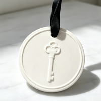 Diffuseur d'arômes en céramique rond fait main à suspendre pour voiture, placard, maison – Pierre parfumée naturelle aux huiles essentielles – Décoration et cadeau