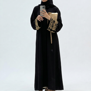 Abaya élégante noire et turquoise brodée en organza, col en V, silhouette trapèze, longueur ras du sol, manches longues - Product Image 1