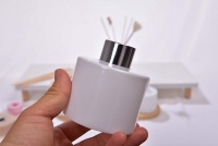 Bouteilles diffuseurs de parfum en verre noir mat de luxe personnalisées 100ml-200ml avec bouchon à vis, écologiques, recyclables, sérigraphiées