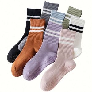 Chaussettes de yoga antidérapantes pour femmes avec logo personnalisé, en coton et silicone, pour le sport et le Pilates - Product Image 1
