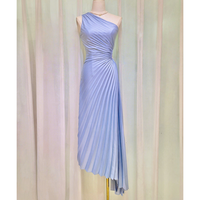 Vente en gros de vêtements de boutique de haute qualité, robe à col incliné de luxe léger, robe de soirée plissée irrégulière pour femmes, été