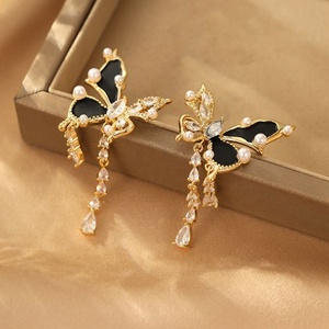 Boucles d'oreilles d'été haut de gamme, style luxe léger, asymétriques, en cuivre plaqué or, avec pendentif papillon en diamant et géométrique - Product Image 1