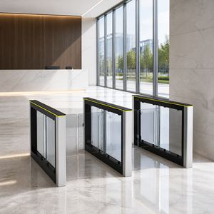 Porte rapide panoramique en verre avec châssis fin de 150 mm pour les entrées des terminaux aéroportuaires - Product Image 1