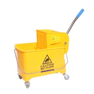 Seau à serpillière commercial jaune de 20 L avec essoreur à pression latérale - Product Image 1