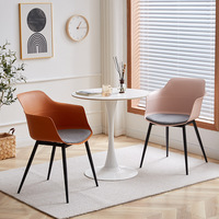 Chaise de restaurant nordique minimaliste moderne, ensemble chaise et table basse, chaise de salle à manger en plastique à dossier haut pour usage commercial
