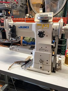Macchina da Cucire Industriale Giapponese Unison-feed a Punto Annodato con Gancio Grande ad Asse Verticale, Modello Juki 246 - Product Image 6