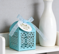 Boîte à dragées bleu clair haut de gamme, creuse, en carton nacré gaufré, avec doublure en éponge, gravure laser et ruban en organza, design frais