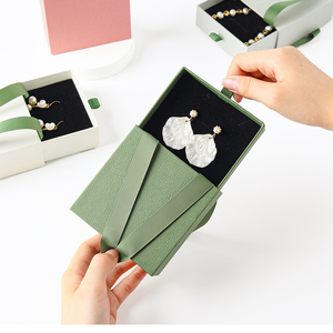 Boîtes de rangement pour boucles d'oreilles de luxe roses personnalisées avec logo imprimé, avec sac en velours flanelle, boîte à bijoux en carton - Product Image 6