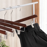 Cintres en bois vintage colorés avec pinces pour vêtements, gain de place pour pantalons, jeans, jupes, chaussettes dans la cuisine et la garde-robe
