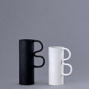 Ensemble de vases décoratifs artisanaux en métal style côtier, noir et blanc, revêtement poudré, petits vases pilier légers, résistants à la rouille, Pâques - Product Image 1