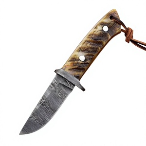 Cuchillo de caza profesional de Damasco con hoja con patrón de acabado manual y mango de madera dura. Cuchillos al por mayor en venta. - Product Image 1