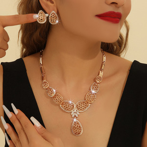 Parure de bijoux quatre pièces en alliage pour femme, style mariée, Arabie Saoudite : collier, boucles d'oreilles, bague et bracelet - Product Image 1