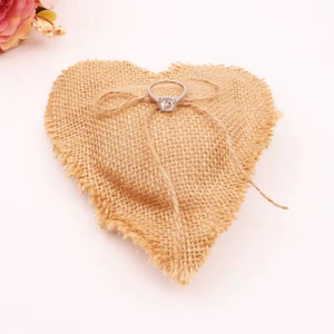 Nouveau Design Jute Décorations De <span class=keywords><strong>Mariage</strong></span> Jute Amour Oreiller Personnalisé Toile De Jute Anneau Oreillers Jute Naturel Accessoires pour Décorations De <span class=keywords><strong>Mariage</strong></span> - Product Image 1