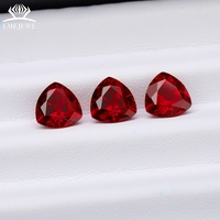 EMEJEWE Pierre de rubis cultivé en laboratoire, taille triligne, rouge vif, facettée en triangle, avec jeu de couleurs/effet de feu, pour sertissage de bijoux