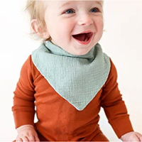 Bavoirs en mousseline de coton biologique imperméables pour bébé Serviette anti-salive avec bouton triangle souple réutilisable personnalisé
