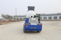 Livraison Gratuite Camion Malaxeur à Béton Automatique Autochargeur de 2,6 m³ Camion Malaxeur à Béton Prêt à l'Emploi