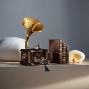Mini gramophone style vintage avec haut-parleur Bluetooth, base en bois et cornet rotatif pour la décoration de bureau à domicile, lecteur audio sans fil - Product Image 2