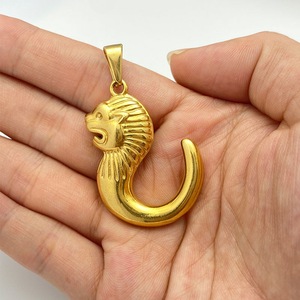 Yunnique – collier avec pendentif tête de lion en or, en acier inoxydable plaqué or 18 carats, design animal en forme de U, bijoux à la mode - Product Image 3