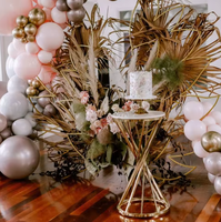 Socle de table doré pour gâteaux de mariage, idéal pour la présentation de desserts et la décoration florale lors de fêtes