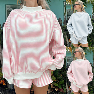 Set Coordinato da Donna a Righe Rosa e Bianche, Felpa Oversize con Collo Tondo e Pantaloncini con Coulisse, Outfit Casual per il Tempo Libero - Product Image 1