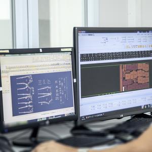 T-shirts pour hommes en micromodal blanc à coupe ajustée et ourlet incurvé, impression personnalisée du logo, tendance décontractée, quantité XXL - Product Image 2