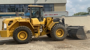 Cargadora de Ruedas Volvo L105H con Retroexcavadora Delantera y Trasera, Motor Cummins de 9 Toneladas, Bomba Hidráulica MOOG, Equipo de Construcción de Uso Pesado - Product Image 4
