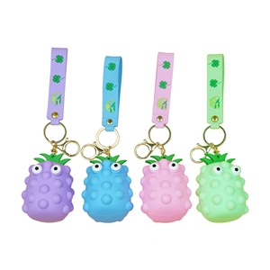 Vente en gros de porte-clés en silicone 3D en forme d'ananas, porte-clés kawaii, dessin animé, chaîne de décoration pour sac à dos - Product Image 1